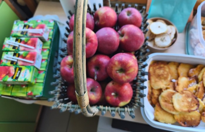 Dziś w naszej szkole królowało... jabłko! 
Uczniowie klas 1–3 spędzili ten wyjątkowy dzień, biorąc udział w zajęciach, których motywem przewodnim były właśnie jabłka. Pojawiły się one w różnorodnej formie – jako inspiracja do prac plastycznych, temat zadań i wyzwań edukacyjnych, a nawet jako przepyszne, zdrowe przekąski.
Serdeczne podziękowania kierujemy do Rodziców za zaangażowanie i przygotowanie tych smakowitych jabłkowych pyszności – dzięki Wam ten dzień był jeszcze bardziej wyjątkowy.
To była prawdziwa uczta dla zmysłów i okazja do nauki poprzez zabawę.
