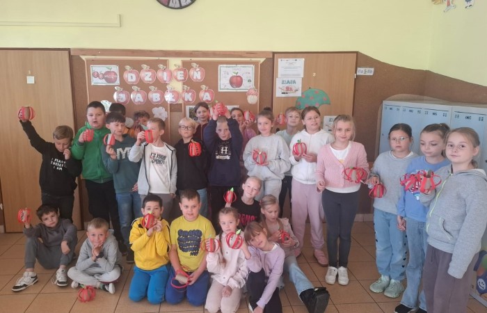 Dziś w naszej szkole królowało... jabłko! 
Uczniowie klas 1–3 spędzili ten wyjątkowy dzień, biorąc udział w zajęciach, których motywem przewodnim były właśnie jabłka. Pojawiły się one w różnorodnej formie – jako inspiracja do prac plastycznych, temat zadań i wyzwań edukacyjnych, a nawet jako przepyszne, zdrowe przekąski.
Serdeczne podziękowania kierujemy do Rodziców za zaangażowanie i przygotowanie tych smakowitych jabłkowych pyszności – dzięki Wam ten dzień był jeszcze bardziej wyjątkowy.
To była prawdziwa uczta dla zmysłów i okazja do nauki poprzez zabawę.
