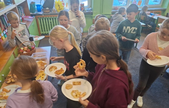 Dziś w naszej szkole królowało... jabłko! 
Uczniowie klas 1–3 spędzili ten wyjątkowy dzień, biorąc udział w zajęciach, których motywem przewodnim były właśnie jabłka. Pojawiły się one w różnorodnej formie – jako inspiracja do prac plastycznych, temat zadań i wyzwań edukacyjnych, a nawet jako przepyszne, zdrowe przekąski.
Serdeczne podziękowania kierujemy do Rodziców za zaangażowanie i przygotowanie tych smakowitych jabłkowych pyszności – dzięki Wam ten dzień był jeszcze bardziej wyjątkowy.
To była prawdziwa uczta dla zmysłów i okazja do nauki poprzez zabawę.
