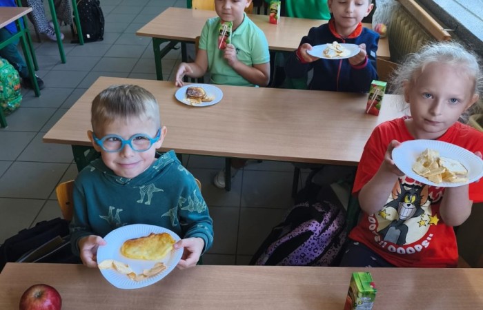 Dziś w naszej szkole królowało... jabłko! 
Uczniowie klas 1–3 spędzili ten wyjątkowy dzień, biorąc udział w zajęciach, których motywem przewodnim były właśnie jabłka. Pojawiły się one w różnorodnej formie – jako inspiracja do prac plastycznych, temat zadań i wyzwań edukacyjnych, a nawet jako przepyszne, zdrowe przekąski.
Serdeczne podziękowania kierujemy do Rodziców za zaangażowanie i przygotowanie tych smakowitych jabłkowych pyszności – dzięki Wam ten dzień był jeszcze bardziej wyjątkowy.
To była prawdziwa uczta dla zmysłów i okazja do nauki poprzez zabawę.
