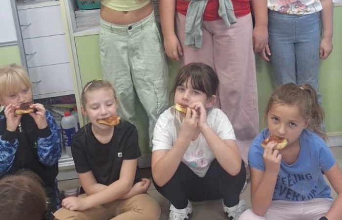 Dziś w naszej szkole królowało... jabłko! 
Uczniowie klas 1–3 spędzili ten wyjątkowy dzień, biorąc udział w zajęciach, których motywem przewodnim były właśnie jabłka. Pojawiły się one w różnorodnej formie – jako inspiracja do prac plastycznych, temat zadań i wyzwań edukacyjnych, a nawet jako przepyszne, zdrowe przekąski.
Serdeczne podziękowania kierujemy do Rodziców za zaangażowanie i przygotowanie tych smakowitych jabłkowych pyszności – dzięki Wam ten dzień był jeszcze bardziej wyjątkowy.
To była prawdziwa uczta dla zmysłów i okazja do nauki poprzez zabawę.
