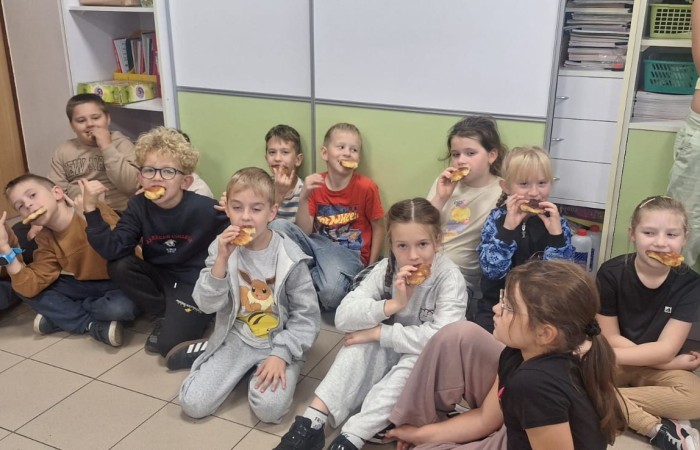 Dziś w naszej szkole królowało... jabłko! 
Uczniowie klas 1–3 spędzili ten wyjątkowy dzień, biorąc udział w zajęciach, których motywem przewodnim były właśnie jabłka. Pojawiły się one w różnorodnej formie – jako inspiracja do prac plastycznych, temat zadań i wyzwań edukacyjnych, a nawet jako przepyszne, zdrowe przekąski.
Serdeczne podziękowania kierujemy do Rodziców za zaangażowanie i przygotowanie tych smakowitych jabłkowych pyszności – dzięki Wam ten dzień był jeszcze bardziej wyjątkowy.
To była prawdziwa uczta dla zmysłów i okazja do nauki poprzez zabawę.
