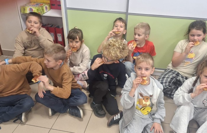 Dziś w naszej szkole królowało... jabłko! 
Uczniowie klas 1–3 spędzili ten wyjątkowy dzień, biorąc udział w zajęciach, których motywem przewodnim były właśnie jabłka. Pojawiły się one w różnorodnej formie – jako inspiracja do prac plastycznych, temat zadań i wyzwań edukacyjnych, a nawet jako przepyszne, zdrowe przekąski.
Serdeczne podziękowania kierujemy do Rodziców za zaangażowanie i przygotowanie tych smakowitych jabłkowych pyszności – dzięki Wam ten dzień był jeszcze bardziej wyjątkowy.
To była prawdziwa uczta dla zmysłów i okazja do nauki poprzez zabawę.
