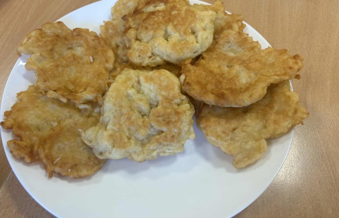 Dziś w naszej szkole królowało... jabłko! 
Uczniowie klas 1–3 spędzili ten wyjątkowy dzień, biorąc udział w zajęciach, których motywem przewodnim były właśnie jabłka. Pojawiły się one w różnorodnej formie – jako inspiracja do prac plastycznych, temat zadań i wyzwań edukacyjnych, a nawet jako przepyszne, zdrowe przekąski.
Serdeczne podziękowania kierujemy do Rodziców za zaangażowanie i przygotowanie tych smakowitych jabłkowych pyszności – dzięki Wam ten dzień był jeszcze bardziej wyjątkowy.
To była prawdziwa uczta dla zmysłów i okazja do nauki poprzez zabawę.
