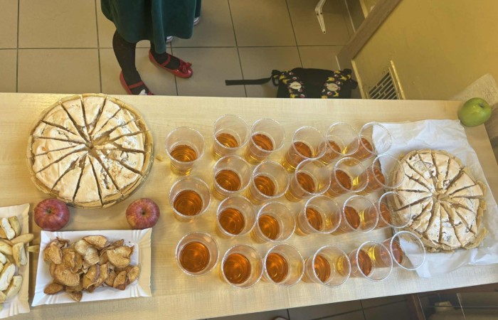 Dziś w naszej szkole królowało... jabłko! 
Uczniowie klas 1–3 spędzili ten wyjątkowy dzień, biorąc udział w zajęciach, których motywem przewodnim były właśnie jabłka. Pojawiły się one w różnorodnej formie – jako inspiracja do prac plastycznych, temat zadań i wyzwań edukacyjnych, a nawet jako przepyszne, zdrowe przekąski.
Serdeczne podziękowania kierujemy do Rodziców za zaangażowanie i przygotowanie tych smakowitych jabłkowych pyszności – dzięki Wam ten dzień był jeszcze bardziej wyjątkowy.
To była prawdziwa uczta dla zmysłów i okazja do nauki poprzez zabawę.
