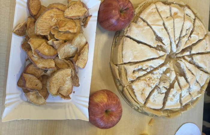 Dziś w naszej szkole królowało... jabłko! 
Uczniowie klas 1–3 spędzili ten wyjątkowy dzień, biorąc udział w zajęciach, których motywem przewodnim były właśnie jabłka. Pojawiły się one w różnorodnej formie – jako inspiracja do prac plastycznych, temat zadań i wyzwań edukacyjnych, a nawet jako przepyszne, zdrowe przekąski.
Serdeczne podziękowania kierujemy do Rodziców za zaangażowanie i przygotowanie tych smakowitych jabłkowych pyszności – dzięki Wam ten dzień był jeszcze bardziej wyjątkowy.
To była prawdziwa uczta dla zmysłów i okazja do nauki poprzez zabawę.
