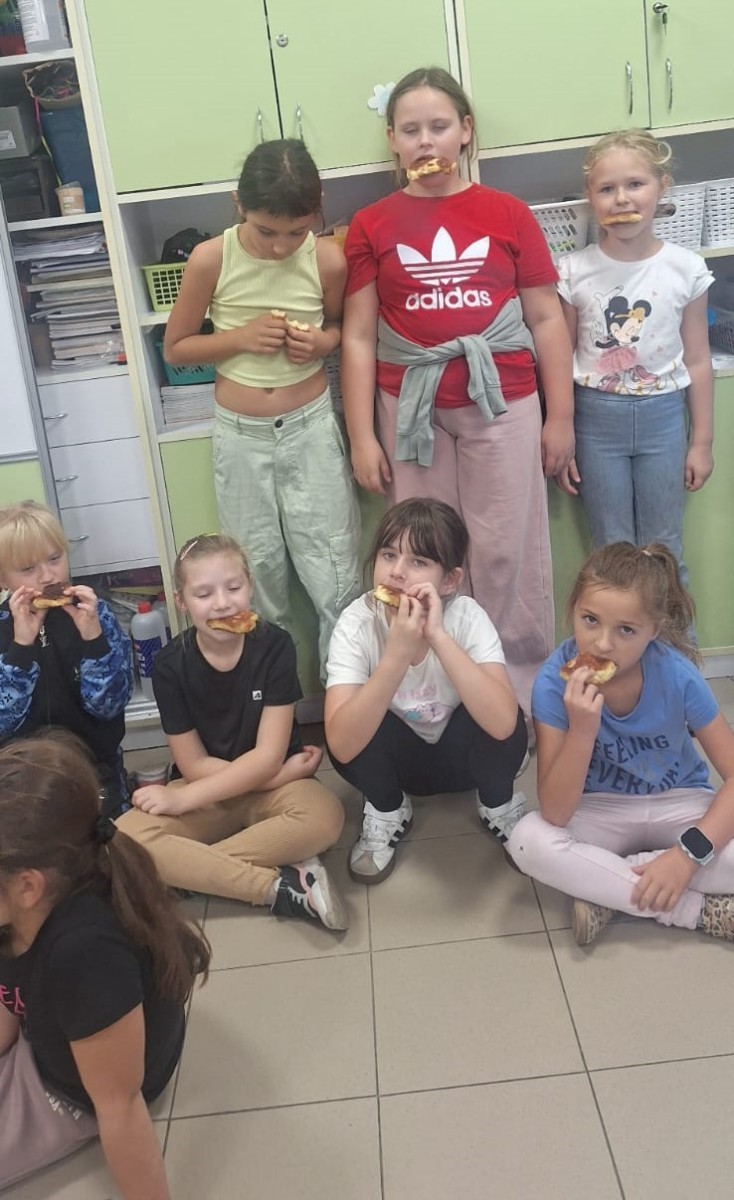Dziś w naszej szkole królowało... jabłko! 
Uczniowie klas 1–3 spędzili ten wyjątkowy dzień, biorąc udział w zajęciach, których motywem przewodnim były właśnie jabłka. Pojawiły się one w różnorodnej formie – jako inspiracja do prac plastycznych, temat zadań i wyzwań edukacyjnych, a nawet jako przepyszne, zdrowe przekąski.
Serdeczne podziękowania kierujemy do Rodziców za zaangażowanie i przygotowanie tych smakowitych jabłkowych pyszności – dzięki Wam ten dzień był jeszcze bardziej wyjątkowy.
To była prawdziwa uczta dla zmysłów i okazja do nauki poprzez zabawę.
