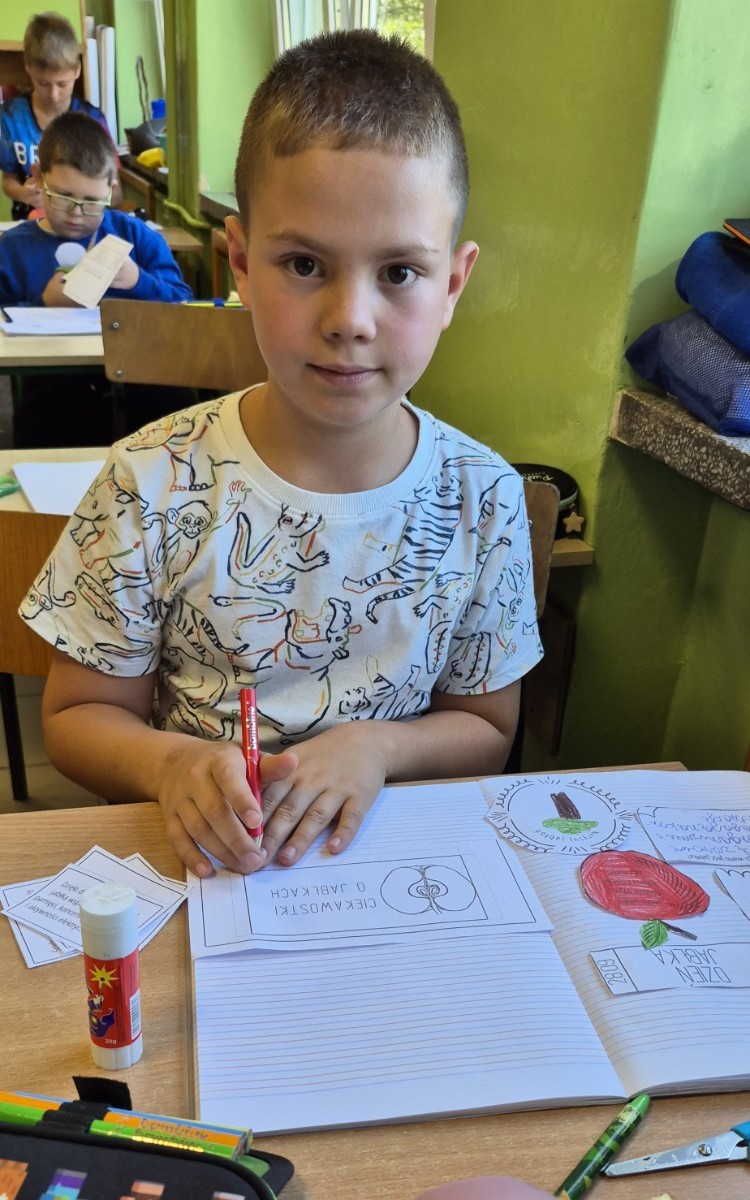 Dziś w naszej szkole królowało... jabłko! 
Uczniowie klas 1–3 spędzili ten wyjątkowy dzień, biorąc udział w zajęciach, których motywem przewodnim były właśnie jabłka. Pojawiły się one w różnorodnej formie – jako inspiracja do prac plastycznych, temat zadań i wyzwań edukacyjnych, a nawet jako przepyszne, zdrowe przekąski.
Serdeczne podziękowania kierujemy do Rodziców za zaangażowanie i przygotowanie tych smakowitych jabłkowych pyszności – dzięki Wam ten dzień był jeszcze bardziej wyjątkowy.
To była prawdziwa uczta dla zmysłów i okazja do nauki poprzez zabawę.
