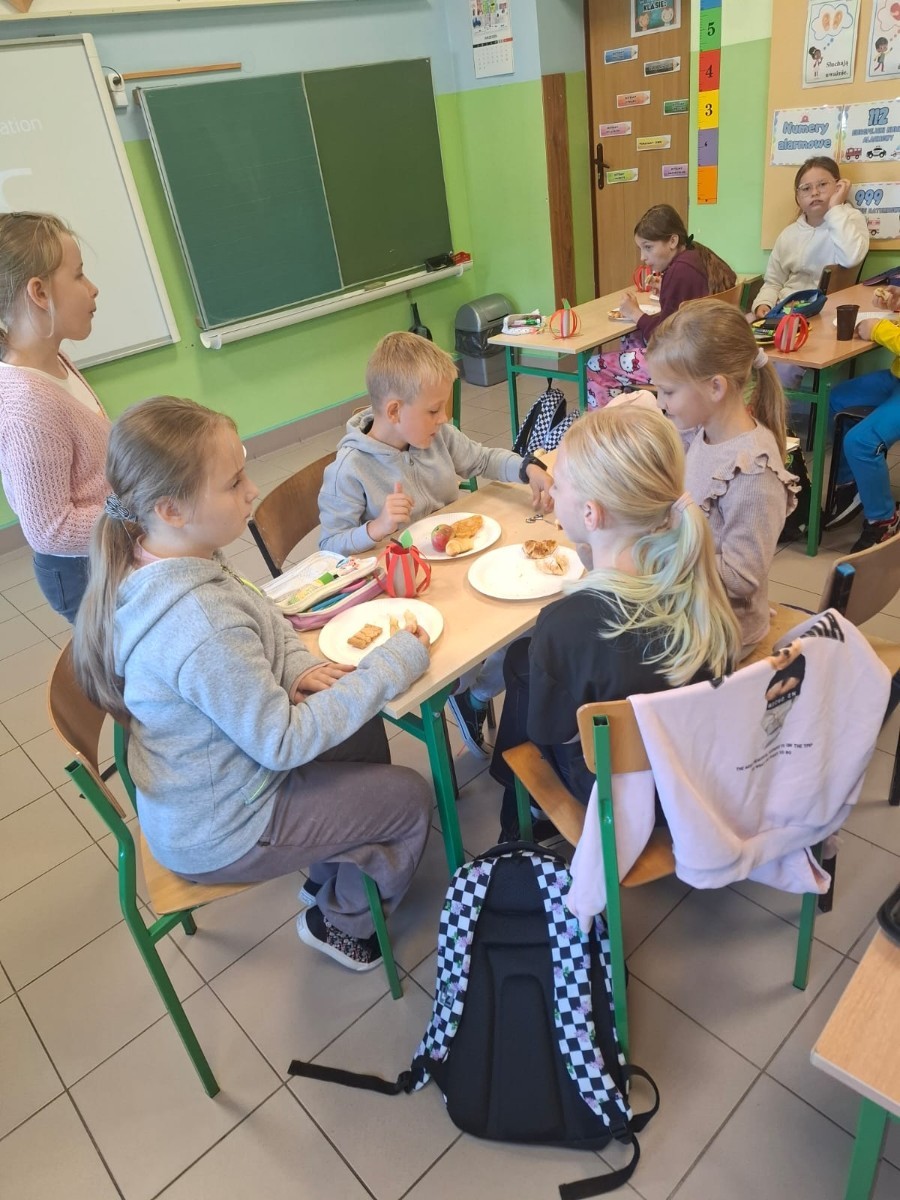 Dziś w naszej szkole królowało... jabłko! 
Uczniowie klas 1–3 spędzili ten wyjątkowy dzień, biorąc udział w zajęciach, których motywem przewodnim były właśnie jabłka. Pojawiły się one w różnorodnej formie – jako inspiracja do prac plastycznych, temat zadań i wyzwań edukacyjnych, a nawet jako przepyszne, zdrowe przekąski.
Serdeczne podziękowania kierujemy do Rodziców za zaangażowanie i przygotowanie tych smakowitych jabłkowych pyszności – dzięki Wam ten dzień był jeszcze bardziej wyjątkowy.
To była prawdziwa uczta dla zmysłów i okazja do nauki poprzez zabawę.
