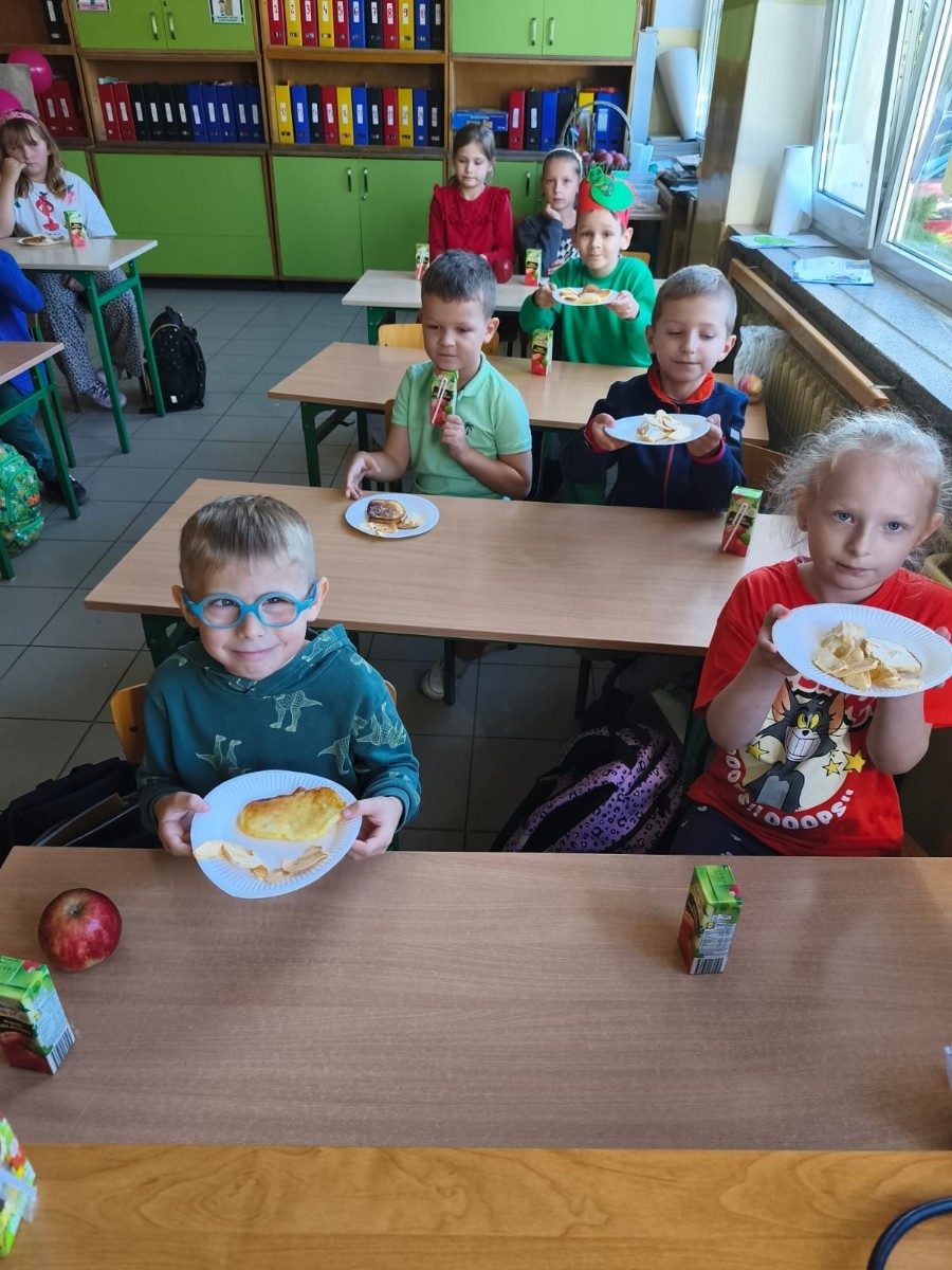 Dziś w naszej szkole królowało... jabłko! 
Uczniowie klas 1–3 spędzili ten wyjątkowy dzień, biorąc udział w zajęciach, których motywem przewodnim były właśnie jabłka. Pojawiły się one w różnorodnej formie – jako inspiracja do prac plastycznych, temat zadań i wyzwań edukacyjnych, a nawet jako przepyszne, zdrowe przekąski.
Serdeczne podziękowania kierujemy do Rodziców za zaangażowanie i przygotowanie tych smakowitych jabłkowych pyszności – dzięki Wam ten dzień był jeszcze bardziej wyjątkowy.
To była prawdziwa uczta dla zmysłów i okazja do nauki poprzez zabawę.
