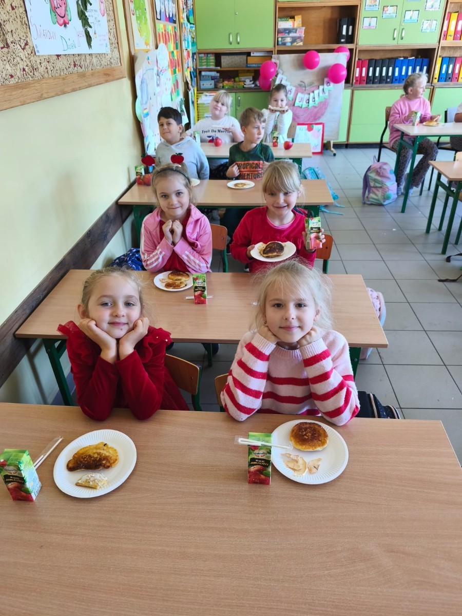 Dziś w naszej szkole królowało... jabłko! 
Uczniowie klas 1–3 spędzili ten wyjątkowy dzień, biorąc udział w zajęciach, których motywem przewodnim były właśnie jabłka. Pojawiły się one w różnorodnej formie – jako inspiracja do prac plastycznych, temat zadań i wyzwań edukacyjnych, a nawet jako przepyszne, zdrowe przekąski.
Serdeczne podziękowania kierujemy do Rodziców za zaangażowanie i przygotowanie tych smakowitych jabłkowych pyszności – dzięki Wam ten dzień był jeszcze bardziej wyjątkowy.
To była prawdziwa uczta dla zmysłów i okazja do nauki poprzez zabawę.
