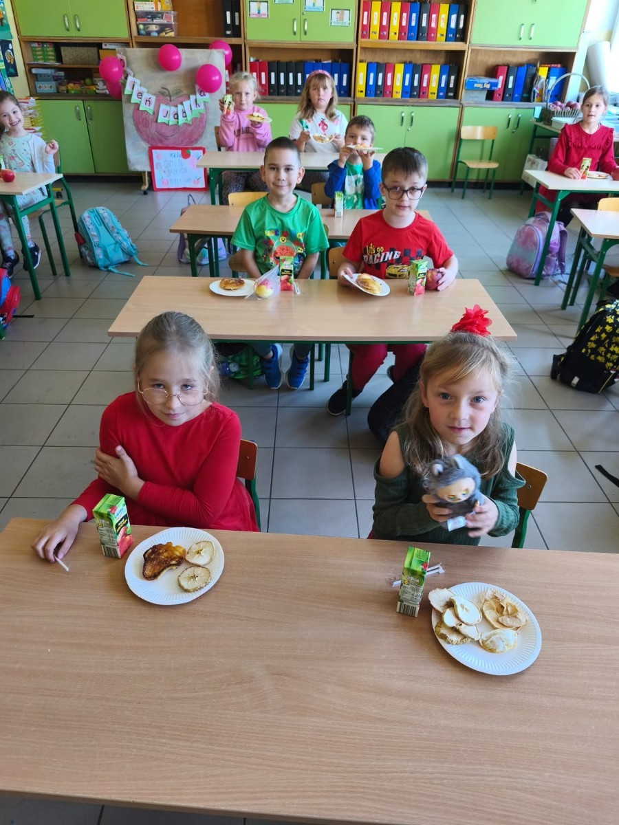 Dziś w naszej szkole królowało... jabłko! 
Uczniowie klas 1–3 spędzili ten wyjątkowy dzień, biorąc udział w zajęciach, których motywem przewodnim były właśnie jabłka. Pojawiły się one w różnorodnej formie – jako inspiracja do prac plastycznych, temat zadań i wyzwań edukacyjnych, a nawet jako przepyszne, zdrowe przekąski.
Serdeczne podziękowania kierujemy do Rodziców za zaangażowanie i przygotowanie tych smakowitych jabłkowych pyszności – dzięki Wam ten dzień był jeszcze bardziej wyjątkowy.
To była prawdziwa uczta dla zmysłów i okazja do nauki poprzez zabawę.
