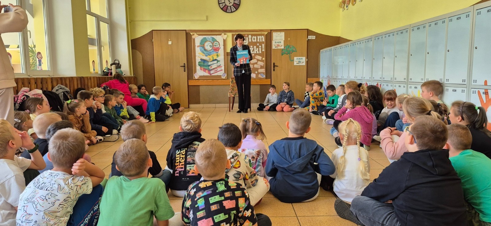 Dziś uczniowie klas I–III obchodzili Dzień Głośnego Czytania. Z tej okazji gościliśmy Panią Wicedyrektor Anettę Daszkowską oraz Panią Emilię Pokojską, naszą szkolną logopedkę.
Obie Panie przygotowały dla dzieci wyjątkowe książki z pięknym przesłaniem. Uczniowie słuchali z dużym zaciekawieniem, przenosząc się choć na chwilę do magicznego świata bajek i opowieści.
Wierzymy, że to spotkanie rozbudzi w dzieciach miłość do literatury i zachęci je do częstszego sięgania po książki – zarówno wspólnie z rodzicami, jak i podczas samodzielnego czytania.
 Czytanie to niezwykła przygoda – niech nasi uczniowie odkrywają ją każdego dnia!
