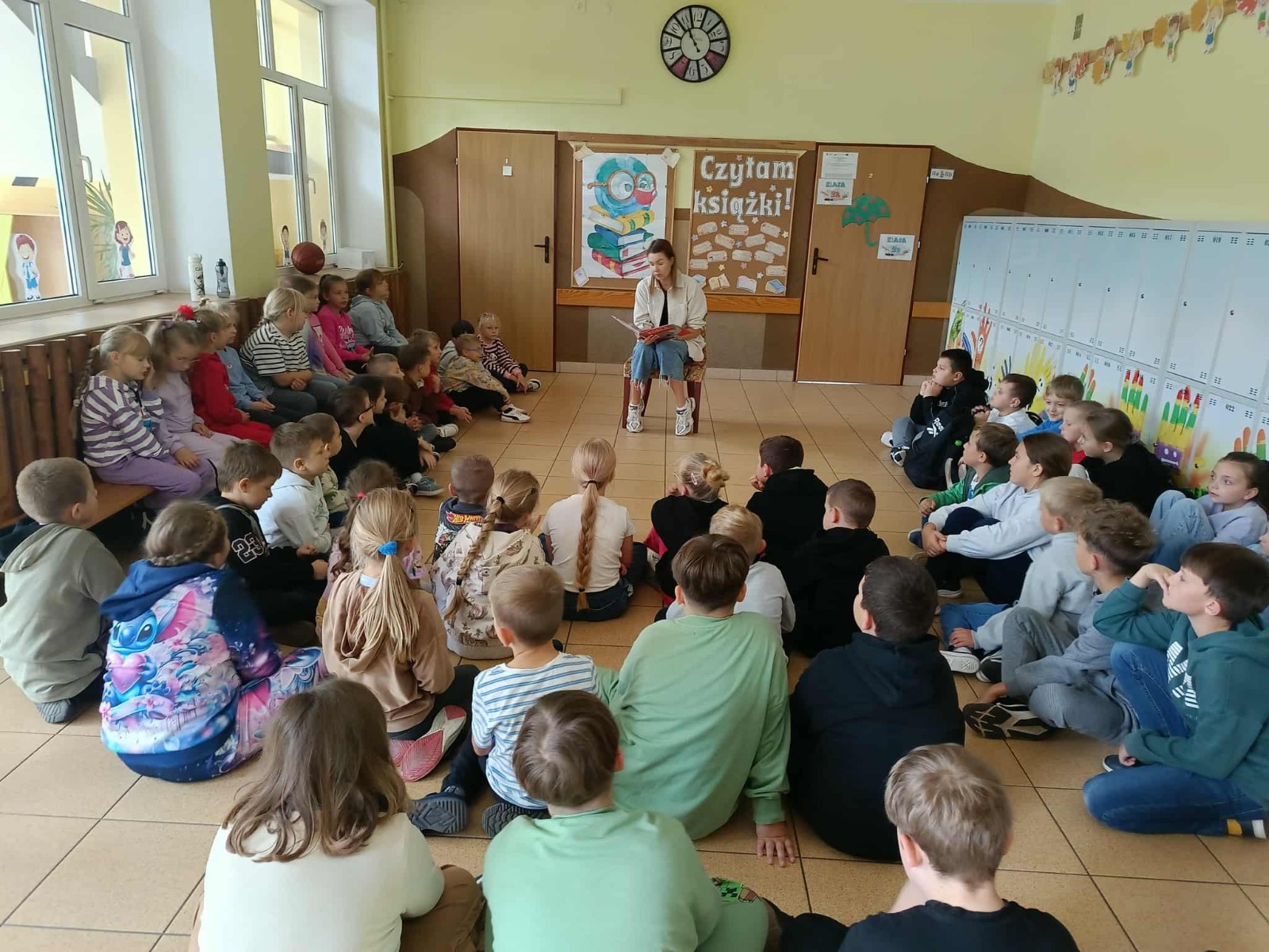 Dziś uczniowie klas I–III obchodzili Dzień Głośnego Czytania. Z tej okazji gościliśmy Panią Wicedyrektor Anettę Daszkowską oraz Panią Emilię Pokojską, naszą szkolną logopedkę.
Obie Panie przygotowały dla dzieci wyjątkowe książki z pięknym przesłaniem. Uczniowie słuchali z dużym zaciekawieniem, przenosząc się choć na chwilę do magicznego świata bajek i opowieści.
Wierzymy, że to spotkanie rozbudzi w dzieciach miłość do literatury i zachęci je do częstszego sięgania po książki – zarówno wspólnie z rodzicami, jak i podczas samodzielnego czytania.
 Czytanie to niezwykła przygoda – niech nasi uczniowie odkrywają ją każdego dnia!

