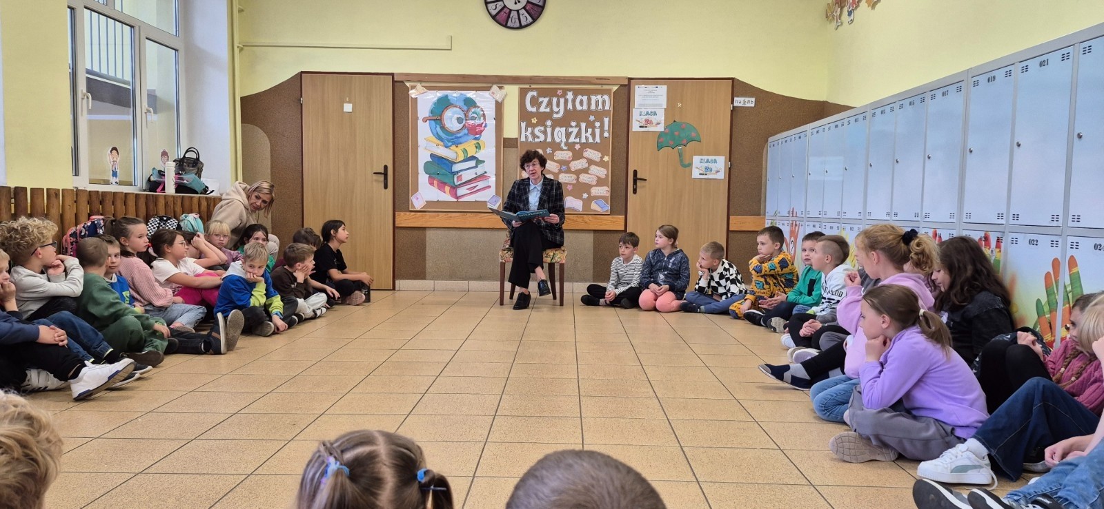 Dziś uczniowie klas I–III obchodzili Dzień Głośnego Czytania. Z tej okazji gościliśmy Panią Wicedyrektor Anettę Daszkowską oraz Panią Emilię Pokojską, naszą szkolną logopedkę.
Obie Panie przygotowały dla dzieci wyjątkowe książki z pięknym przesłaniem. Uczniowie słuchali z dużym zaciekawieniem, przenosząc się choć na chwilę do magicznego świata bajek i opowieści.
Wierzymy, że to spotkanie rozbudzi w dzieciach miłość do literatury i zachęci je do częstszego sięgania po książki – zarówno wspólnie z rodzicami, jak i podczas samodzielnego czytania.
 Czytanie to niezwykła przygoda – niech nasi uczniowie odkrywają ją każdego dnia!
