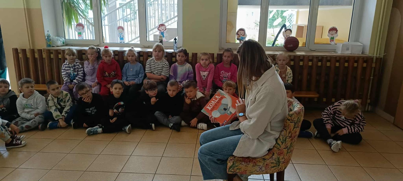 Dziś uczniowie klas I–III obchodzili Dzień Głośnego Czytania. Z tej okazji gościliśmy Panią Wicedyrektor Anettę Daszkowską oraz Panią Emilię Pokojską, naszą szkolną logopedkę.
Obie Panie przygotowały dla dzieci wyjątkowe książki z pięknym przesłaniem. Uczniowie słuchali z dużym zaciekawieniem, przenosząc się choć na chwilę do magicznego świata bajek i opowieści.
Wierzymy, że to spotkanie rozbudzi w dzieciach miłość do literatury i zachęci je do częstszego sięgania po książki – zarówno wspólnie z rodzicami, jak i podczas samodzielnego czytania.
 Czytanie to niezwykła przygoda – niech nasi uczniowie odkrywają ją każdego dnia!

