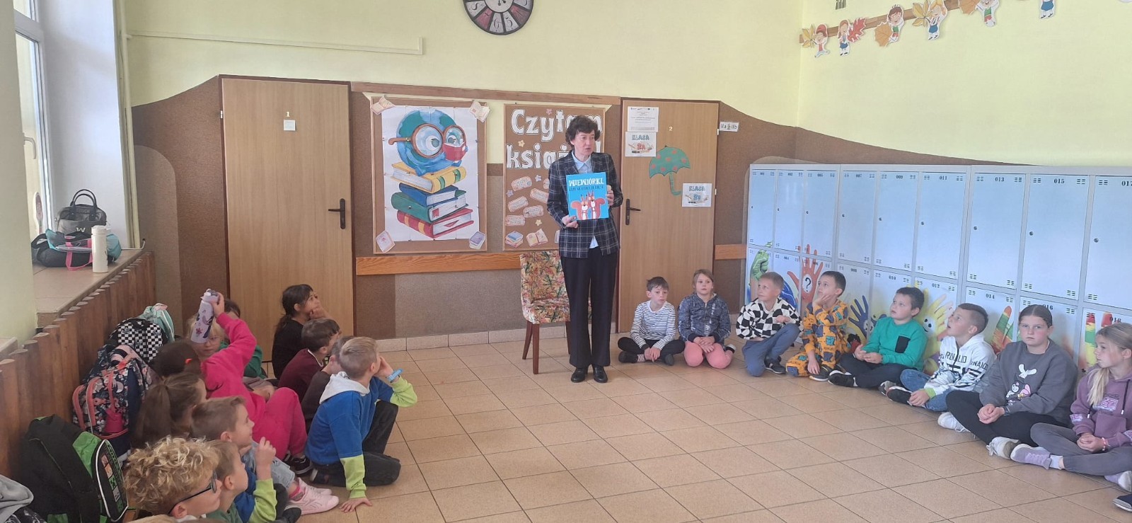 Dziś uczniowie klas I–III obchodzili Dzień Głośnego Czytania. Z tej okazji gościliśmy Panią Wicedyrektor Anettę Daszkowską oraz Panią Emilię Pokojską, naszą szkolną logopedkę.
Obie Panie przygotowały dla dzieci wyjątkowe książki z pięknym przesłaniem. Uczniowie słuchali z dużym zaciekawieniem, przenosząc się choć na chwilę do magicznego świata bajek i opowieści.
Wierzymy, że to spotkanie rozbudzi w dzieciach miłość do literatury i zachęci je do częstszego sięgania po książki – zarówno wspólnie z rodzicami, jak i podczas samodzielnego czytania.
 Czytanie to niezwykła przygoda – niech nasi uczniowie odkrywają ją każdego dnia!

