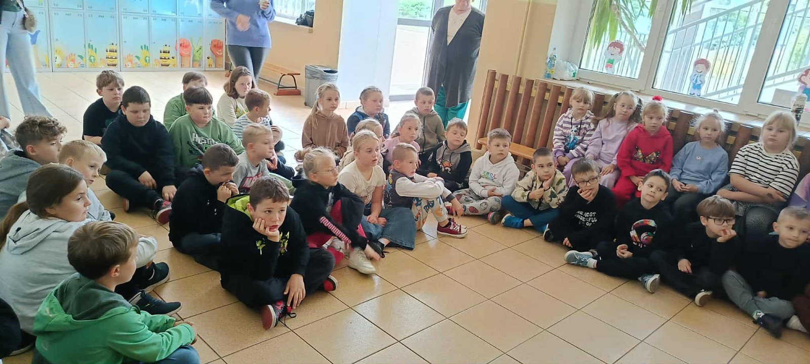 Dziś uczniowie klas I–III obchodzili Dzień Głośnego Czytania. Z tej okazji gościliśmy Panią Wicedyrektor Anettę Daszkowską oraz Panią Emilię Pokojską, naszą szkolną logopedkę.
Obie Panie przygotowały dla dzieci wyjątkowe książki z pięknym przesłaniem. Uczniowie słuchali z dużym zaciekawieniem, przenosząc się choć na chwilę do magicznego świata bajek i opowieści.
Wierzymy, że to spotkanie rozbudzi w dzieciach miłość do literatury i zachęci je do częstszego sięgania po książki – zarówno wspólnie z rodzicami, jak i podczas samodzielnego czytania.
 Czytanie to niezwykła przygoda – niech nasi uczniowie odkrywają ją każdego dnia!
