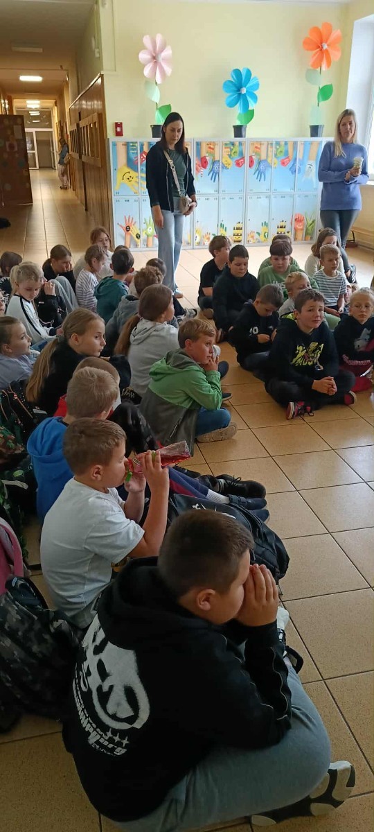 Dziś uczniowie klas I–III obchodzili Dzień Głośnego Czytania. Z tej okazji gościliśmy Panią Wicedyrektor Anettę Daszkowską oraz Panią Emilię Pokojską, naszą szkolną logopedkę.
Obie Panie przygotowały dla dzieci wyjątkowe książki z pięknym przesłaniem. Uczniowie słuchali z dużym zaciekawieniem, przenosząc się choć na chwilę do magicznego świata bajek i opowieści.
Wierzymy, że to spotkanie rozbudzi w dzieciach miłość do literatury i zachęci je do częstszego sięgania po książki – zarówno wspólnie z rodzicami, jak i podczas samodzielnego czytania.
 Czytanie to niezwykła przygoda – niech nasi uczniowie odkrywają ją każdego dnia!
