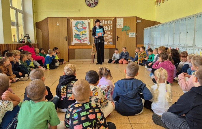 Dziś uczniowie klas I–III obchodzili Dzień Głośnego Czytania. Z tej okazji gościliśmy Panią Wicedyrektor Anettę Daszkowską oraz Panią Emilię Pokojską, naszą szkolną logopedkę.
Obie Panie przygotowały dla dzieci wyjątkowe książki z pięknym przesłaniem. Uczniowie słuchali z dużym zaciekawieniem, przenosząc się choć na chwilę do magicznego świata bajek i opowieści.
Wierzymy, że to spotkanie rozbudzi w dzieciach miłość do literatury i zachęci je do częstszego sięgania po książki – zarówno wspólnie z rodzicami, jak i podczas samodzielnego czytania.
 Czytanie to niezwykła przygoda – niech nasi uczniowie odkrywają ją każdego dnia!
