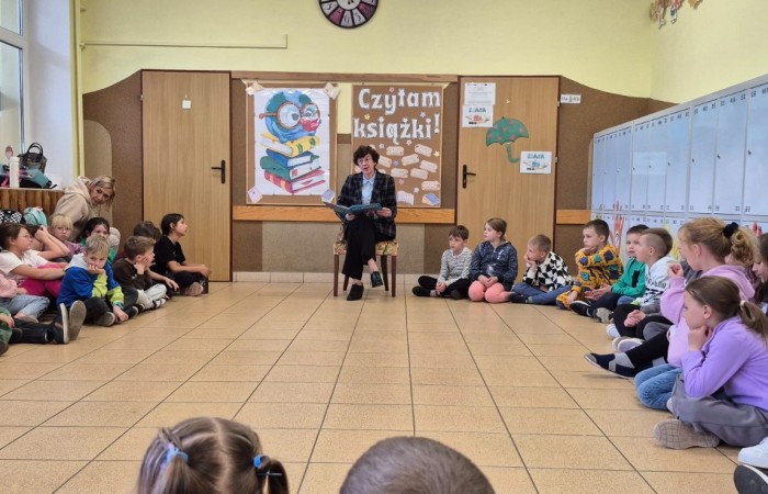 Dziś uczniowie klas I–III obchodzili Dzień Głośnego Czytania. Z tej okazji gościliśmy Panią Wicedyrektor Anettę Daszkowską oraz Panią Emilię Pokojską, naszą szkolną logopedkę.
Obie Panie przygotowały dla dzieci wyjątkowe książki z pięknym przesłaniem. Uczniowie słuchali z dużym zaciekawieniem, przenosząc się choć na chwilę do magicznego świata bajek i opowieści.
Wierzymy, że to spotkanie rozbudzi w dzieciach miłość do literatury i zachęci je do częstszego sięgania po książki – zarówno wspólnie z rodzicami, jak i podczas samodzielnego czytania.
 Czytanie to niezwykła przygoda – niech nasi uczniowie odkrywają ją każdego dnia!
