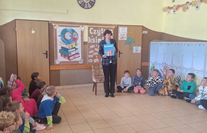 Dziś uczniowie klas I–III obchodzili Dzień Głośnego Czytania. Z tej okazji gościliśmy Panią Wicedyrektor Anettę Daszkowską oraz Panią Emilię Pokojską, naszą szkolną logopedkę.
Obie Panie przygotowały dla dzieci wyjątkowe książki z pięknym przesłaniem. Uczniowie słuchali z dużym zaciekawieniem, przenosząc się choć na chwilę do magicznego świata bajek i opowieści.
Wierzymy, że to spotkanie rozbudzi w dzieciach miłość do literatury i zachęci je do częstszego sięgania po książki – zarówno wspólnie z rodzicami, jak i podczas samodzielnego czytania.
 Czytanie to niezwykła przygoda – niech nasi uczniowie odkrywają ją każdego dnia!
