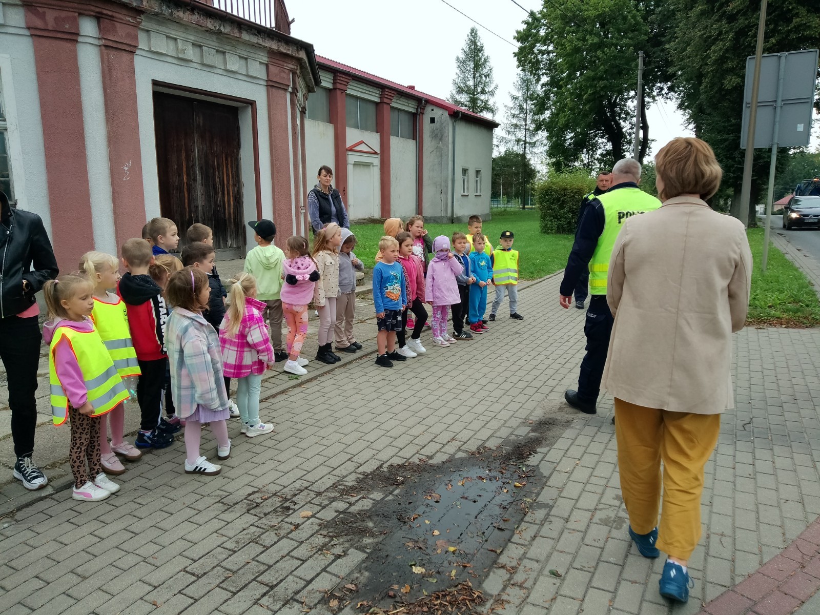 Dzieci z grup starszych Sówki, Leśne skrzaty oraz Biedronki odwiedzili funkcjonariusze policji drogowej , którzy przeprowadzili zajęcia edukacyjne na temat bezpieczeństwa w ruchu ulicznym. Wydarzenie odbyło się w ramach zajęć ,,Moja droga do przedszkola”, której celem jest kształtowanie prawidłowych nawyków i świadomości wśród najmłodszych uczestników ruchu drogowego. Policjanci opowiedzieli przedszkolakom o zasadach bezpiecznego przechodzenia przez jezdnię, znaczeniu znaków drogowych. Dzieci dowiedziały się również, dlaczego ważne jest noszenie odblasków, zwłaszcza jesienią i zimą, gdy wcześniej zapada zmrok.                                
Takie spotkania są bardzo ważne. Dzieci w tym wieku chłoną wiedzę jak gąbka.                  Warto więc już teraz uczyć je zasad, które mogą uratować życie. Przedszkolaki pożegnały policjanta gromkimi brawami i obiecały zawsze pamiętać o zasadach bezpieczeństwa.
Spotkanie z policjantem było nie tylko cenną lekcją, ale też okazją do wzbudzenia w dzieciach zaufania do funkcjonariuszy. To ważny krok w budowaniu poczucia bezpieczeństwa od najmłodszych lat.
