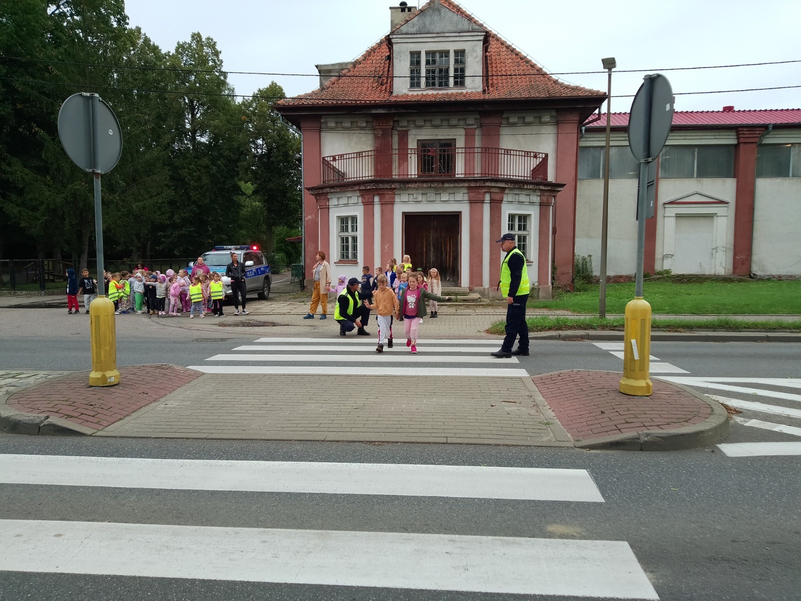 Dzieci z grup starszych Sówki, Leśne skrzaty oraz Biedronki odwiedzili funkcjonariusze policji drogowej , którzy przeprowadzili zajęcia edukacyjne na temat bezpieczeństwa w ruchu ulicznym. Wydarzenie odbyło się w ramach zajęć ,,Moja droga do przedszkola”, której celem jest kształtowanie prawidłowych nawyków i świadomości wśród najmłodszych uczestników ruchu drogowego. Policjanci opowiedzieli przedszkolakom o zasadach bezpiecznego przechodzenia przez jezdnię, znaczeniu znaków drogowych. Dzieci dowiedziały się również, dlaczego ważne jest noszenie odblasków, zwłaszcza jesienią i zimą, gdy wcześniej zapada zmrok.                                
Takie spotkania są bardzo ważne. Dzieci w tym wieku chłoną wiedzę jak gąbka.                  Warto więc już teraz uczyć je zasad, które mogą uratować życie. Przedszkolaki pożegnały policjanta gromkimi brawami i obiecały zawsze pamiętać o zasadach bezpieczeństwa.
Spotkanie z policjantem było nie tylko cenną lekcją, ale też okazją do wzbudzenia w dzieciach zaufania do funkcjonariuszy. To ważny krok w budowaniu poczucia bezpieczeństwa od najmłodszych lat.
