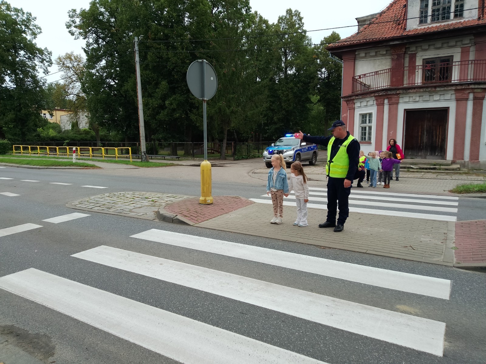 Dzieci z grup starszych Sówki, Leśne skrzaty oraz Biedronki odwiedzili funkcjonariusze policji drogowej , którzy przeprowadzili zajęcia edukacyjne na temat bezpieczeństwa w ruchu ulicznym. Wydarzenie odbyło się w ramach zajęć ,,Moja droga do przedszkola”, której celem jest kształtowanie prawidłowych nawyków i świadomości wśród najmłodszych uczestników ruchu drogowego. Policjanci opowiedzieli przedszkolakom o zasadach bezpiecznego przechodzenia przez jezdnię, znaczeniu znaków drogowych. Dzieci dowiedziały się również, dlaczego ważne jest noszenie odblasków, zwłaszcza jesienią i zimą, gdy wcześniej zapada zmrok.                                
Takie spotkania są bardzo ważne. Dzieci w tym wieku chłoną wiedzę jak gąbka.                  Warto więc już teraz uczyć je zasad, które mogą uratować życie. Przedszkolaki pożegnały policjanta gromkimi brawami i obiecały zawsze pamiętać o zasadach bezpieczeństwa.
Spotkanie z policjantem było nie tylko cenną lekcją, ale też okazją do wzbudzenia w dzieciach zaufania do funkcjonariuszy. To ważny krok w budowaniu poczucia bezpieczeństwa od najmłodszych lat.
