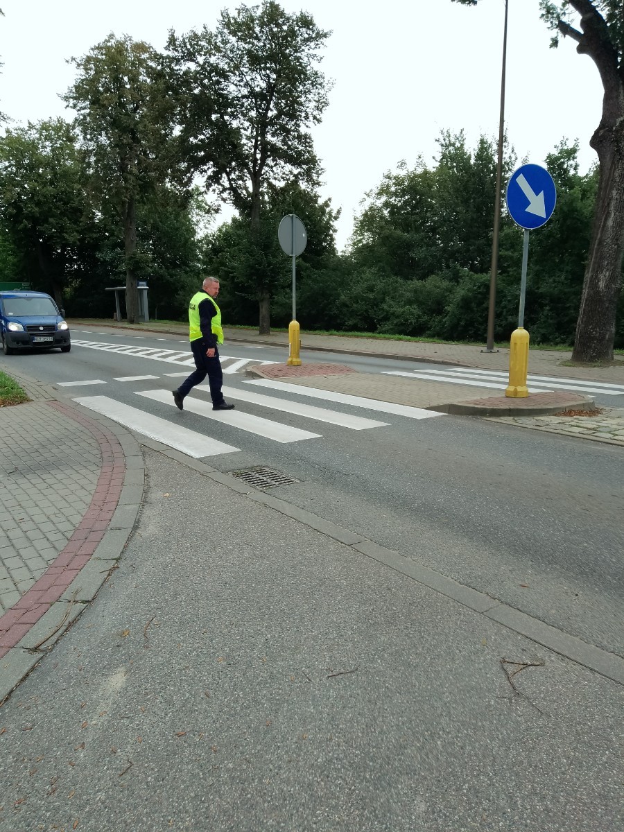 Dzieci z grup starszych Sówki, Leśne skrzaty oraz Biedronki odwiedzili funkcjonariusze policji drogowej , którzy przeprowadzili zajęcia edukacyjne na temat bezpieczeństwa w ruchu ulicznym. Wydarzenie odbyło się w ramach zajęć ,,Moja droga do przedszkola”, której celem jest kształtowanie prawidłowych nawyków i świadomości wśród najmłodszych uczestników ruchu drogowego. Policjanci opowiedzieli przedszkolakom o zasadach bezpiecznego przechodzenia przez jezdnię, znaczeniu znaków drogowych. Dzieci dowiedziały się również, dlaczego ważne jest noszenie odblasków, zwłaszcza jesienią i zimą, gdy wcześniej zapada zmrok.                                
Takie spotkania są bardzo ważne. Dzieci w tym wieku chłoną wiedzę jak gąbka.                  Warto więc już teraz uczyć je zasad, które mogą uratować życie. Przedszkolaki pożegnały policjanta gromkimi brawami i obiecały zawsze pamiętać o zasadach bezpieczeństwa.
Spotkanie z policjantem było nie tylko cenną lekcją, ale też okazją do wzbudzenia w dzieciach zaufania do funkcjonariuszy. To ważny krok w budowaniu poczucia bezpieczeństwa od najmłodszych lat.
