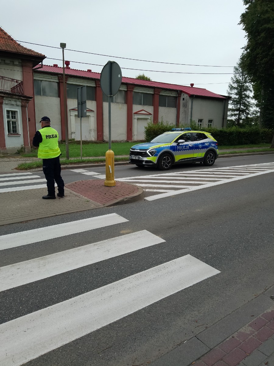 Dzieci z grup starszych Sówki, Leśne skrzaty oraz Biedronki odwiedzili funkcjonariusze policji drogowej , którzy przeprowadzili zajęcia edukacyjne na temat bezpieczeństwa w ruchu ulicznym. Wydarzenie odbyło się w ramach zajęć ,,Moja droga do przedszkola”, której celem jest kształtowanie prawidłowych nawyków i świadomości wśród najmłodszych uczestników ruchu drogowego. Policjanci opowiedzieli przedszkolakom o zasadach bezpiecznego przechodzenia przez jezdnię, znaczeniu znaków drogowych. Dzieci dowiedziały się również, dlaczego ważne jest noszenie odblasków, zwłaszcza jesienią i zimą, gdy wcześniej zapada zmrok.                                
Takie spotkania są bardzo ważne. Dzieci w tym wieku chłoną wiedzę jak gąbka.                  Warto więc już teraz uczyć je zasad, które mogą uratować życie. Przedszkolaki pożegnały policjanta gromkimi brawami i obiecały zawsze pamiętać o zasadach bezpieczeństwa.
Spotkanie z policjantem było nie tylko cenną lekcją, ale też okazją do wzbudzenia w dzieciach zaufania do funkcjonariuszy. To ważny krok w budowaniu poczucia bezpieczeństwa od najmłodszych lat.
