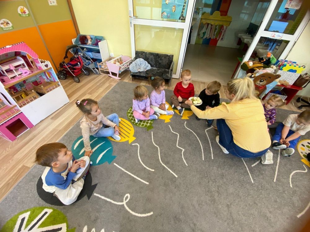26 września obchodziliśmy w naszym przedszkolu Światowy Dzień Jabłka. Celem wydarzenia było zachęcenie dzieci do spożywania owoców,głównie jabłek pod różnymi postaciami. Podczas wspólnych zabaw dzieci poznały różne gatunki jabłek, ich kształt, zapach,kolor i smak. Poznały też budowę jabłka, etapy rozwoju jabłoni oraz dowiedziały się,jak wygląda praca w sadzie.
Przedszkolaki bardzo chętnie uczestniczyły w zabawach muzyczno-ruchowych oraz wykonały piękne,kolorowe prace plastyczne,związane z tematyką jabłek.
Dzień Jabłka stał się doskonałą okazją do wspólnej zabawy oraz promowania zdrowego stylu życia od najmłodszych lat.
