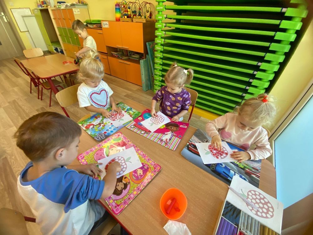 26 września obchodziliśmy w naszym przedszkolu Światowy Dzień Jabłka. Celem wydarzenia było zachęcenie dzieci do spożywania owoców,głównie jabłek pod różnymi postaciami. Podczas wspólnych zabaw dzieci poznały różne gatunki jabłek, ich kształt, zapach,kolor i smak. Poznały też budowę jabłka, etapy rozwoju jabłoni oraz dowiedziały się,jak wygląda praca w sadzie.
Przedszkolaki bardzo chętnie uczestniczyły w zabawach muzyczno-ruchowych oraz wykonały piękne,kolorowe prace plastyczne,związane z tematyką jabłek.
Dzień Jabłka stał się doskonałą okazją do wspólnej zabawy oraz promowania zdrowego stylu życia od najmłodszych lat.
