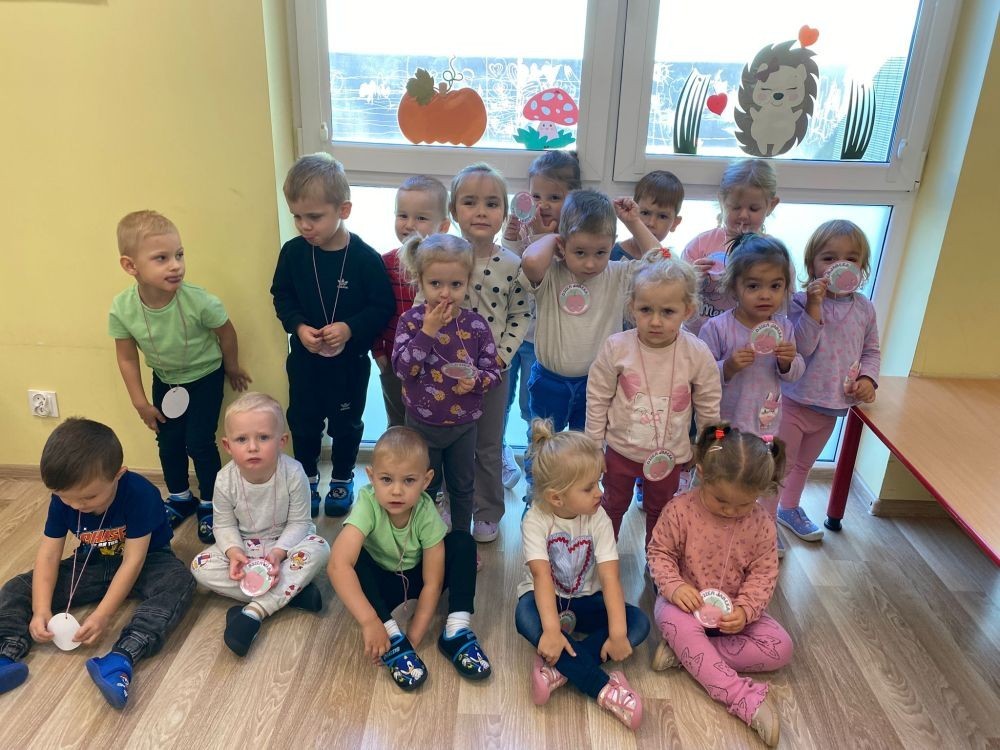 26 września obchodziliśmy w naszym przedszkolu Światowy Dzień Jabłka. Celem wydarzenia było zachęcenie dzieci do spożywania owoców,głównie jabłek pod różnymi postaciami. Podczas wspólnych zabaw dzieci poznały różne gatunki jabłek, ich kształt, zapach,kolor i smak. Poznały też budowę jabłka, etapy rozwoju jabłoni oraz dowiedziały się,jak wygląda praca w sadzie.
Przedszkolaki bardzo chętnie uczestniczyły w zabawach muzyczno-ruchowych oraz wykonały piękne,kolorowe prace plastyczne,związane z tematyką jabłek.
Dzień Jabłka stał się doskonałą okazją do wspólnej zabawy oraz promowania zdrowego stylu życia od najmłodszych lat.
