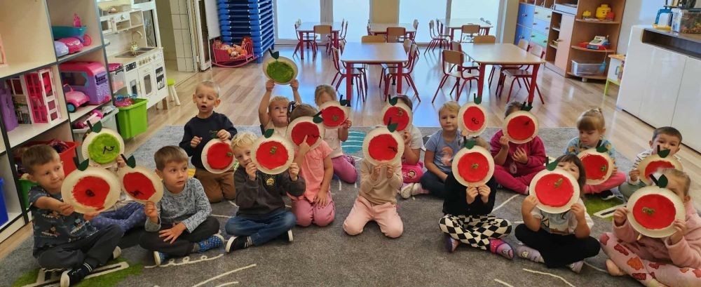 26 września obchodziliśmy w naszym przedszkolu Światowy Dzień Jabłka. Celem wydarzenia było zachęcenie dzieci do spożywania owoców,głównie jabłek pod różnymi postaciami. Podczas wspólnych zabaw dzieci poznały różne gatunki jabłek, ich kształt, zapach,kolor i smak. Poznały też budowę jabłka, etapy rozwoju jabłoni oraz dowiedziały się,jak wygląda praca w sadzie.
Przedszkolaki bardzo chętnie uczestniczyły w zabawach muzyczno-ruchowych oraz wykonały piękne,kolorowe prace plastyczne,związane z tematyką jabłek.
Dzień Jabłka stał się doskonałą okazją do wspólnej zabawy oraz promowania zdrowego stylu życia od najmłodszych lat.

