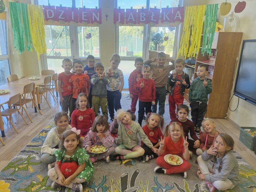 26 września obchodziliśmy w naszym przedszkolu Światowy Dzień Jabłka. Celem wydarzenia było zachęcenie dzieci do spożywania owoców,głównie jabłek pod różnymi postaciami. Podczas wspólnych zabaw dzieci poznały różne gatunki jabłek, ich kształt, zapach,kolor i smak. Poznały też budowę jabłka, etapy rozwoju jabłoni oraz dowiedziały się,jak wygląda praca w sadzie.
Przedszkolaki bardzo chętnie uczestniczyły w zabawach muzyczno-ruchowych oraz wykonały piękne,kolorowe prace plastyczne,związane z tematyką jabłek.
Dzień Jabłka stał się doskonałą okazją do wspólnej zabawy oraz promowania zdrowego stylu życia od najmłodszych lat.
