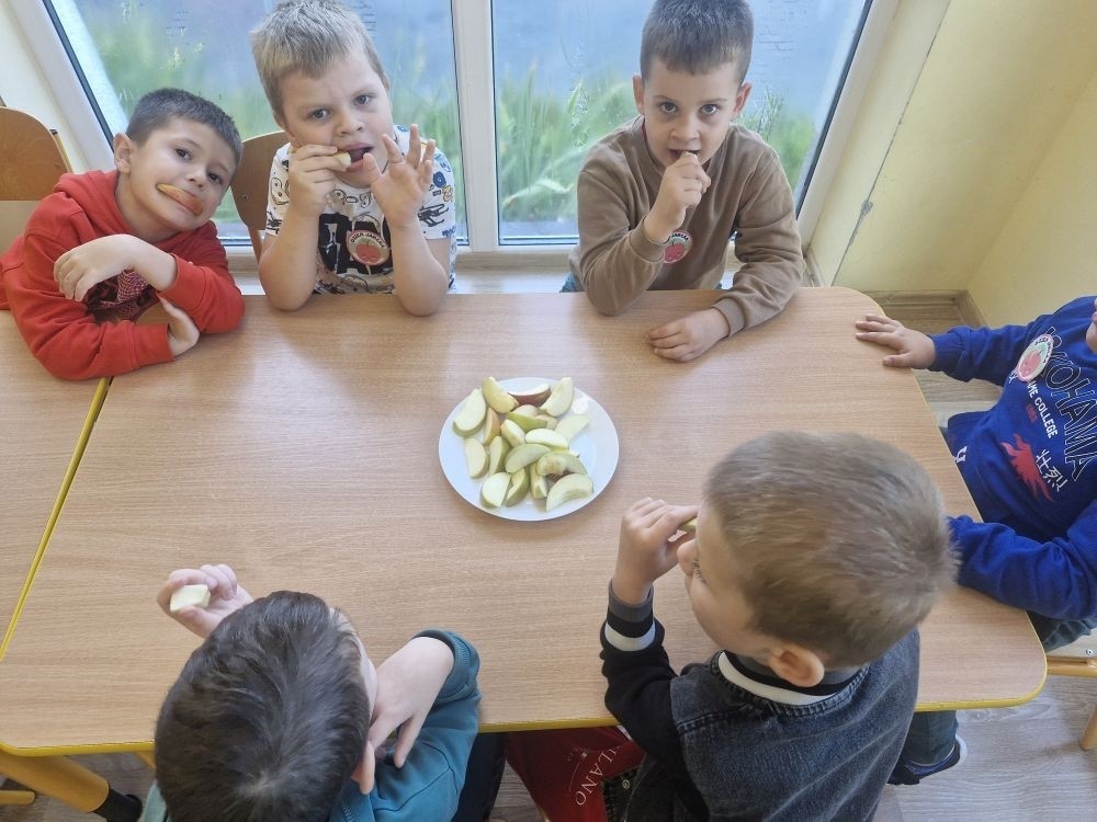 26 września obchodziliśmy w naszym przedszkolu Światowy Dzień Jabłka. Celem wydarzenia było zachęcenie dzieci do spożywania owoców,głównie jabłek pod różnymi postaciami. Podczas wspólnych zabaw dzieci poznały różne gatunki jabłek, ich kształt, zapach,kolor i smak. Poznały też budowę jabłka, etapy rozwoju jabłoni oraz dowiedziały się,jak wygląda praca w sadzie.
Przedszkolaki bardzo chętnie uczestniczyły w zabawach muzyczno-ruchowych oraz wykonały piękne,kolorowe prace plastyczne,związane z tematyką jabłek.
Dzień Jabłka stał się doskonałą okazją do wspólnej zabawy oraz promowania zdrowego stylu życia od najmłodszych lat.
