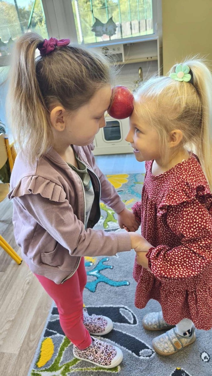 26 września obchodziliśmy w naszym przedszkolu Światowy Dzień Jabłka. Celem wydarzenia było zachęcenie dzieci do spożywania owoców,głównie jabłek pod różnymi postaciami. Podczas wspólnych zabaw dzieci poznały różne gatunki jabłek, ich kształt, zapach,kolor i smak. Poznały też budowę jabłka, etapy rozwoju jabłoni oraz dowiedziały się,jak wygląda praca w sadzie.
Przedszkolaki bardzo chętnie uczestniczyły w zabawach muzyczno-ruchowych oraz wykonały piękne,kolorowe prace plastyczne,związane z tematyką jabłek.
Dzień Jabłka stał się doskonałą okazją do wspólnej zabawy oraz promowania zdrowego stylu życia od najmłodszych lat.
