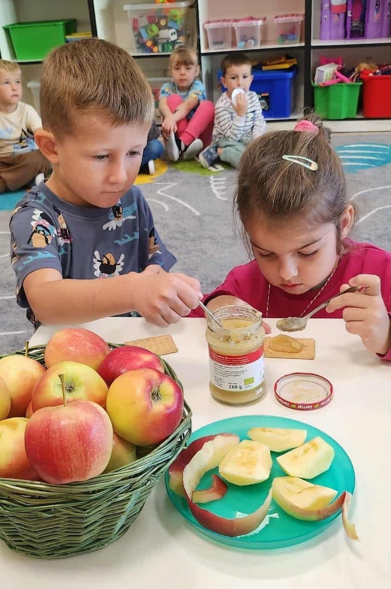 26 września obchodziliśmy w naszym przedszkolu Światowy Dzień Jabłka. Celem wydarzenia było zachęcenie dzieci do spożywania owoców,głównie jabłek pod różnymi postaciami. Podczas wspólnych zabaw dzieci poznały różne gatunki jabłek, ich kształt, zapach,kolor i smak. Poznały też budowę jabłka, etapy rozwoju jabłoni oraz dowiedziały się,jak wygląda praca w sadzie.
Przedszkolaki bardzo chętnie uczestniczyły w zabawach muzyczno-ruchowych oraz wykonały piękne,kolorowe prace plastyczne,związane z tematyką jabłek.
Dzień Jabłka stał się doskonałą okazją do wspólnej zabawy oraz promowania zdrowego stylu życia od najmłodszych lat.
