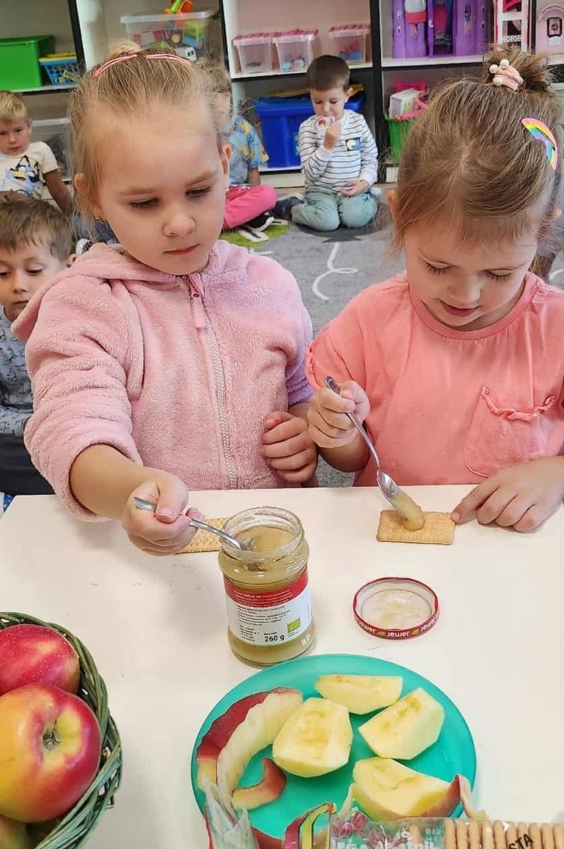 26 września obchodziliśmy w naszym przedszkolu Światowy Dzień Jabłka. Celem wydarzenia było zachęcenie dzieci do spożywania owoców,głównie jabłek pod różnymi postaciami. Podczas wspólnych zabaw dzieci poznały różne gatunki jabłek, ich kształt, zapach,kolor i smak. Poznały też budowę jabłka, etapy rozwoju jabłoni oraz dowiedziały się,jak wygląda praca w sadzie.
Przedszkolaki bardzo chętnie uczestniczyły w zabawach muzyczno-ruchowych oraz wykonały piękne,kolorowe prace plastyczne,związane z tematyką jabłek.
Dzień Jabłka stał się doskonałą okazją do wspólnej zabawy oraz promowania zdrowego stylu życia od najmłodszych lat.
