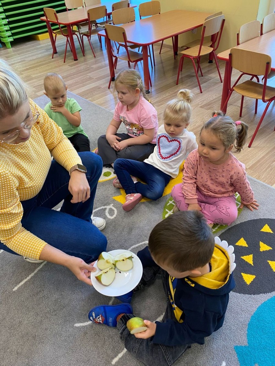 26 września obchodziliśmy w naszym przedszkolu Światowy Dzień Jabłka. Celem wydarzenia było zachęcenie dzieci do spożywania owoców,głównie jabłek pod różnymi postaciami. Podczas wspólnych zabaw dzieci poznały różne gatunki jabłek, ich kształt, zapach,kolor i smak. Poznały też budowę jabłka, etapy rozwoju jabłoni oraz dowiedziały się,jak wygląda praca w sadzie.
Przedszkolaki bardzo chętnie uczestniczyły w zabawach muzyczno-ruchowych oraz wykonały piękne,kolorowe prace plastyczne,związane z tematyką jabłek.
Dzień Jabłka stał się doskonałą okazją do wspólnej zabawy oraz promowania zdrowego stylu życia od najmłodszych lat.
