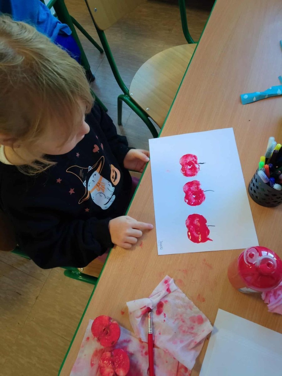 26 września obchodziliśmy w naszym przedszkolu Światowy Dzień Jabłka. Celem wydarzenia było zachęcenie dzieci do spożywania owoców,głównie jabłek pod różnymi postaciami. Podczas wspólnych zabaw dzieci poznały różne gatunki jabłek, ich kształt, zapach,kolor i smak. Poznały też budowę jabłka, etapy rozwoju jabłoni oraz dowiedziały się,jak wygląda praca w sadzie.
Przedszkolaki bardzo chętnie uczestniczyły w zabawach muzyczno-ruchowych oraz wykonały piękne,kolorowe prace plastyczne,związane z tematyką jabłek.
Dzień Jabłka stał się doskonałą okazją do wspólnej zabawy oraz promowania zdrowego stylu życia od najmłodszych lat.
