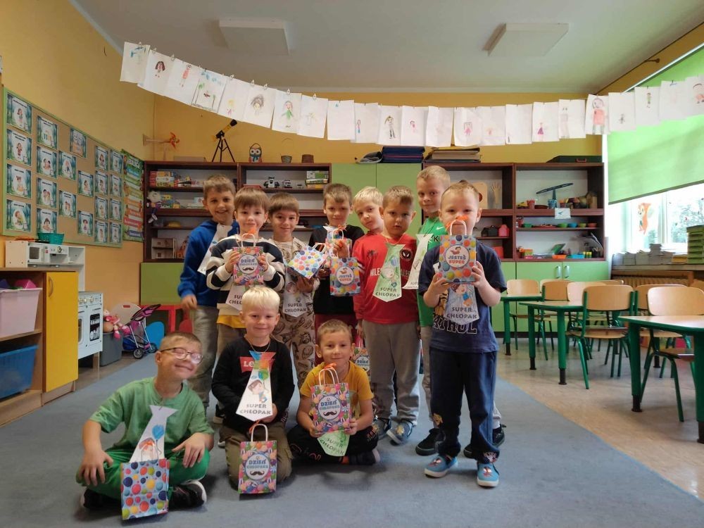 30 września obchodziliśmy w naszym przedszkolu wyjątkowe święto  ,,Dzień Chłopaka”
Był to dzień pełen radości, uśmiechu i niespodzianek, przygotowanych specjalnie dla naszych małych dżentelmenów. Z samego rana chłopców przywitały kolorowe dekoracje oraz wesoła muzyka. Dziewczynki wraz z paniami złożyły kolegom serdeczne życzenia, wręczając własnoręcznie wykonane laurki oraz drobne upominki – dyplomy i medale „Super Chłopaka”. Każdy chłopiec czuł się wyjątkowo i z dumą prezentował swoje odznaczenia.                                                W ciągu dnia nie zabrakło wspólnych zabaw i konkurencji sportowych, które dostarczyły dzieciom mnóstwo radości. 
Cieszymy się, że mogliśmy wspólnie celebrować Dzień Chłopaka i sprawić naszym przedszkolakom tyle radości!
