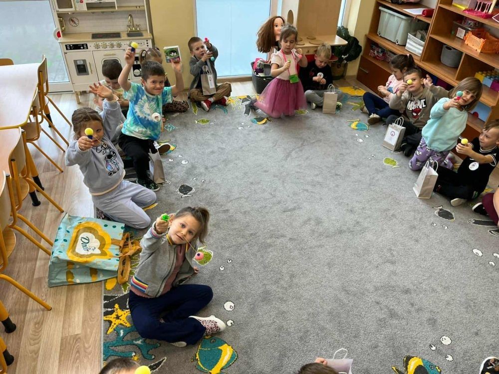 30 września obchodziliśmy w naszym przedszkolu wyjątkowe święto  ,,Dzień Chłopaka”
Był to dzień pełen radości, uśmiechu i niespodzianek, przygotowanych specjalnie dla naszych małych dżentelmenów. Z samego rana chłopców przywitały kolorowe dekoracje oraz wesoła muzyka. Dziewczynki wraz z paniami złożyły kolegom serdeczne życzenia, wręczając własnoręcznie wykonane laurki oraz drobne upominki – dyplomy i medale „Super Chłopaka”. Każdy chłopiec czuł się wyjątkowo i z dumą prezentował swoje odznaczenia.                                                W ciągu dnia nie zabrakło wspólnych zabaw i konkurencji sportowych, które dostarczyły dzieciom mnóstwo radości. 
Cieszymy się, że mogliśmy wspólnie celebrować Dzień Chłopaka i sprawić naszym przedszkolakom tyle radości!
