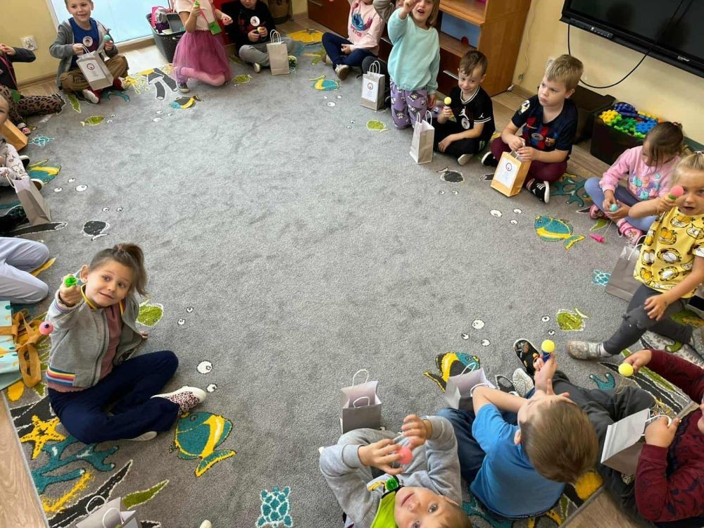 30 września obchodziliśmy w naszym przedszkolu wyjątkowe święto  ,,Dzień Chłopaka”
Był to dzień pełen radości, uśmiechu i niespodzianek, przygotowanych specjalnie dla naszych małych dżentelmenów. Z samego rana chłopców przywitały kolorowe dekoracje oraz wesoła muzyka. Dziewczynki wraz z paniami złożyły kolegom serdeczne życzenia, wręczając własnoręcznie wykonane laurki oraz drobne upominki – dyplomy i medale „Super Chłopaka”. Każdy chłopiec czuł się wyjątkowo i z dumą prezentował swoje odznaczenia.                                                W ciągu dnia nie zabrakło wspólnych zabaw i konkurencji sportowych, które dostarczyły dzieciom mnóstwo radości. 
Cieszymy się, że mogliśmy wspólnie celebrować Dzień Chłopaka i sprawić naszym przedszkolakom tyle radości!
