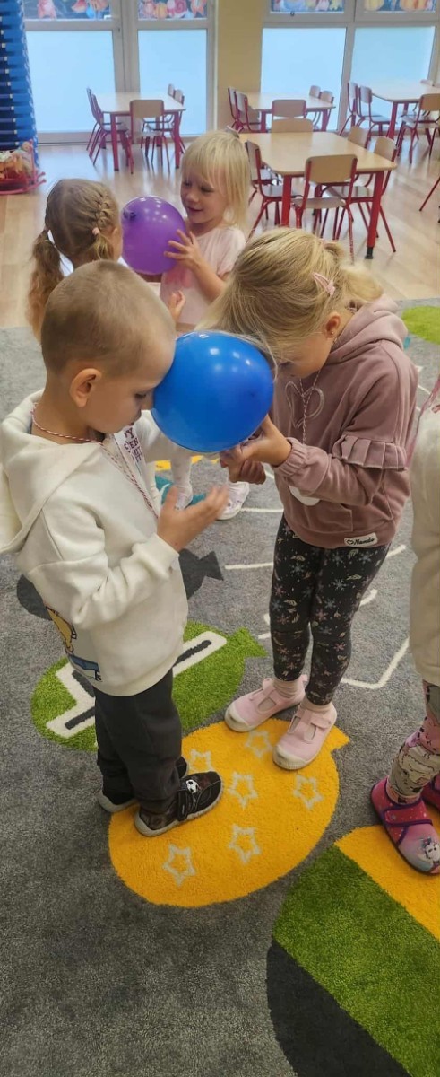 30 września obchodziliśmy w naszym przedszkolu wyjątkowe święto  ,,Dzień Chłopaka”
Był to dzień pełen radości, uśmiechu i niespodzianek, przygotowanych specjalnie dla naszych małych dżentelmenów. Z samego rana chłopców przywitały kolorowe dekoracje oraz wesoła muzyka. Dziewczynki wraz z paniami złożyły kolegom serdeczne życzenia, wręczając własnoręcznie wykonane laurki oraz drobne upominki – dyplomy i medale „Super Chłopaka”. Każdy chłopiec czuł się wyjątkowo i z dumą prezentował swoje odznaczenia.                                                W ciągu dnia nie zabrakło wspólnych zabaw i konkurencji sportowych, które dostarczyły dzieciom mnóstwo radości. 
Cieszymy się, że mogliśmy wspólnie celebrować Dzień Chłopaka i sprawić naszym przedszkolakom tyle radości!
