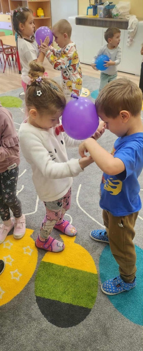 30 września obchodziliśmy w naszym przedszkolu wyjątkowe święto  ,,Dzień Chłopaka”
Był to dzień pełen radości, uśmiechu i niespodzianek, przygotowanych specjalnie dla naszych małych dżentelmenów. Z samego rana chłopców przywitały kolorowe dekoracje oraz wesoła muzyka. Dziewczynki wraz z paniami złożyły kolegom serdeczne życzenia, wręczając własnoręcznie wykonane laurki oraz drobne upominki – dyplomy i medale „Super Chłopaka”. Każdy chłopiec czuł się wyjątkowo i z dumą prezentował swoje odznaczenia.                                                W ciągu dnia nie zabrakło wspólnych zabaw i konkurencji sportowych, które dostarczyły dzieciom mnóstwo radości. 
Cieszymy się, że mogliśmy wspólnie celebrować Dzień Chłopaka i sprawić naszym przedszkolakom tyle radości!
