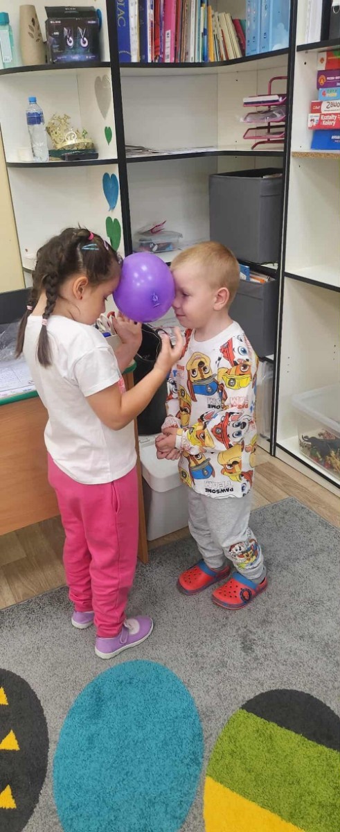 30 września obchodziliśmy w naszym przedszkolu wyjątkowe święto  ,,Dzień Chłopaka”
Był to dzień pełen radości, uśmiechu i niespodzianek, przygotowanych specjalnie dla naszych małych dżentelmenów. Z samego rana chłopców przywitały kolorowe dekoracje oraz wesoła muzyka. Dziewczynki wraz z paniami złożyły kolegom serdeczne życzenia, wręczając własnoręcznie wykonane laurki oraz drobne upominki – dyplomy i medale „Super Chłopaka”. Każdy chłopiec czuł się wyjątkowo i z dumą prezentował swoje odznaczenia.                                                W ciągu dnia nie zabrakło wspólnych zabaw i konkurencji sportowych, które dostarczyły dzieciom mnóstwo radości. 
Cieszymy się, że mogliśmy wspólnie celebrować Dzień Chłopaka i sprawić naszym przedszkolakom tyle radości!
