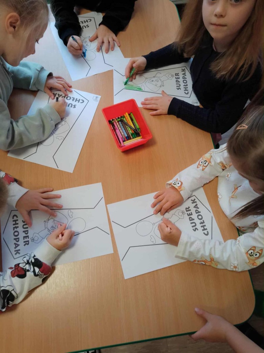 30 września obchodziliśmy w naszym przedszkolu wyjątkowe święto  ,,Dzień Chłopaka”
Był to dzień pełen radości, uśmiechu i niespodzianek, przygotowanych specjalnie dla naszych małych dżentelmenów. Z samego rana chłopców przywitały kolorowe dekoracje oraz wesoła muzyka. Dziewczynki wraz z paniami złożyły kolegom serdeczne życzenia, wręczając własnoręcznie wykonane laurki oraz drobne upominki – dyplomy i medale „Super Chłopaka”. Każdy chłopiec czuł się wyjątkowo i z dumą prezentował swoje odznaczenia.                                                W ciągu dnia nie zabrakło wspólnych zabaw i konkurencji sportowych, które dostarczyły dzieciom mnóstwo radości. 
Cieszymy się, że mogliśmy wspólnie celebrować Dzień Chłopaka i sprawić naszym przedszkolakom tyle radości!
