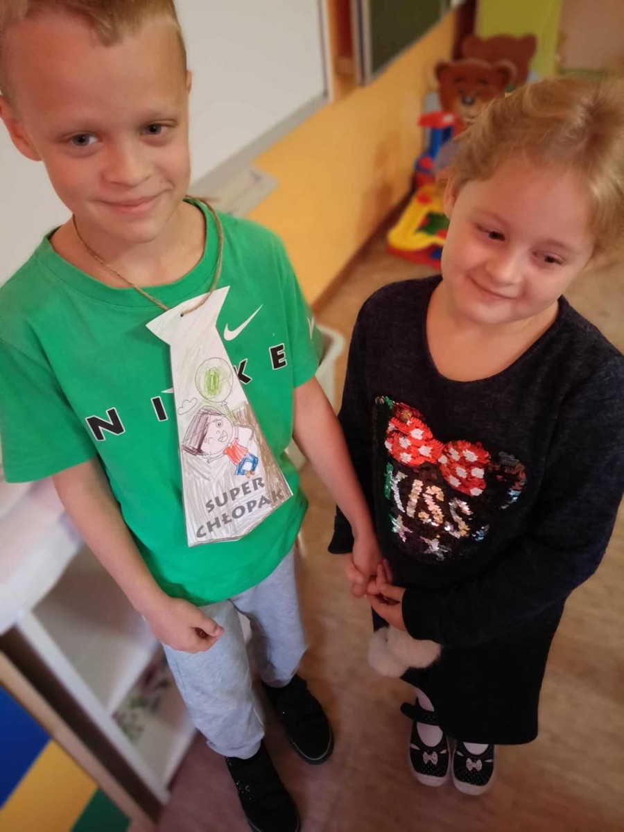 30 września obchodziliśmy w naszym przedszkolu wyjątkowe święto  ,,Dzień Chłopaka”
Był to dzień pełen radości, uśmiechu i niespodzianek, przygotowanych specjalnie dla naszych małych dżentelmenów. Z samego rana chłopców przywitały kolorowe dekoracje oraz wesoła muzyka. Dziewczynki wraz z paniami złożyły kolegom serdeczne życzenia, wręczając własnoręcznie wykonane laurki oraz drobne upominki – dyplomy i medale „Super Chłopaka”. Każdy chłopiec czuł się wyjątkowo i z dumą prezentował swoje odznaczenia.                                                W ciągu dnia nie zabrakło wspólnych zabaw i konkurencji sportowych, które dostarczyły dzieciom mnóstwo radości. 
Cieszymy się, że mogliśmy wspólnie celebrować Dzień Chłopaka i sprawić naszym przedszkolakom tyle radości!
